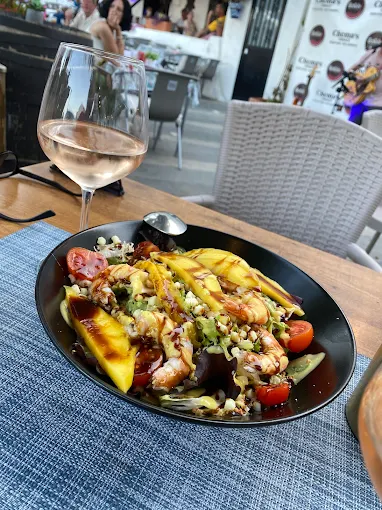 Ensalada con langostinos y mango