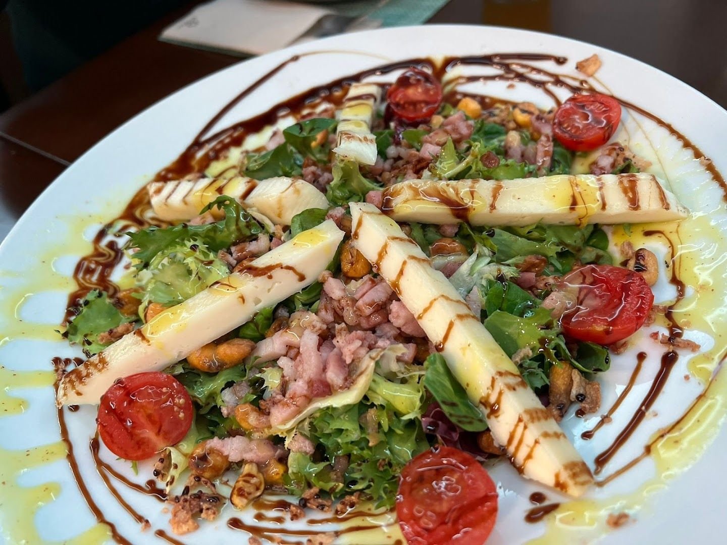 Ensalada con queso, picatostes y tomate cherry