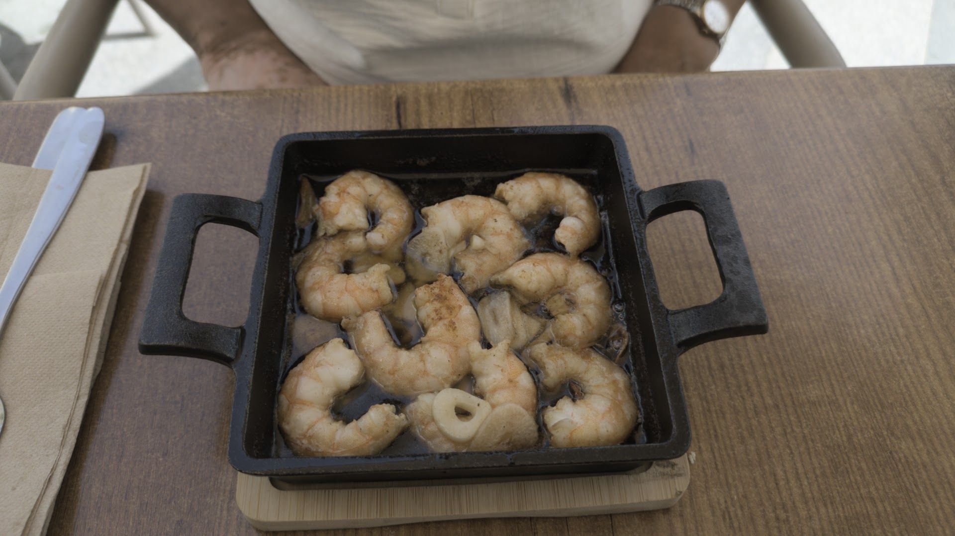 Langostinos al ajillo en cazuela de hierro