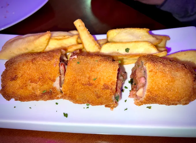 Flamenquín casero con patatas fritas