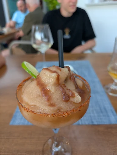 Daiquiri de mango en copa escarchada