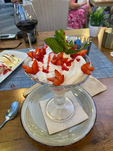 Postre de nata con fresas y menta